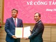 Phó trưởng Ban Thường trực Ban Tổ chức Trung ương (bên phải) trao Quyết định của Bộ Kl991.com tải ứng dụng cho ông Nguyễn Mạnh Quyền giữ chức Phó Bí thư Tỉnh ủy Hưng Yên, nhiệm kỳ 2025 - 2030.