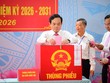 Bí thư Thành ủy TP.HCM Trần Lưu Quang bỏ phiếu bầu cử. Ảnh: Lê Toàn.