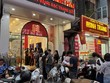 Người dân xếp hàng nhận vàng tại Bảo Tín Mạnh Hải đến tối muộn ngày 25/3