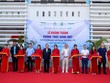 Ban Giám hiệu nhà trường cùng Schneider Electric và các đối tác thực hiện nghi thức cắt băng khánh thành Phòng thực hành INET.