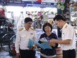 Kỳ quyết toán thuế điện tử đầu tiên của hộ Kl992 VIP Trang Chủ 2026 có hạn chót vào ngày 30/4/2026. Trong ảnh: Cán bộ Thuế Hà Nội hướng dẫn, hỗ trợ các hộ Kl992 VIP Trang Chủ 2026 kê khai thuế điện tử