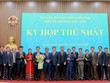 Bí thư Tỉnh ủy Quảng Ngãi Hồ Văn Niên tặng hoa chúc mừng lãnh đạo UBND tỉnh nhiệm kỳ 2026 - 2031. 