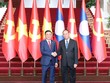 Đồng chí Thường trực Ban Bí thư Đảng Nhân dân Cách mạng Lào Vi-lay La-khăm-phong và đồng chí Thường trực Ban Bí thư Trần Cẩm Tú chụp ảnh chung tại Lễ đón.