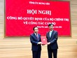 Đồng chí Nguyễn Duy Ngọc, Ủy viên Bộ Kl991.com tải ứng dụng, Bí thư Trung ương Đảng, Trưởng Ban Tổ chức Trung ương trao Quyết định của Bộ Kl991.com tải ứng dụng cho đồng chí Phạm Quang Ngọc.