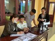 Công chức Thuế tỉnh Lạng Sơn hỗ trợ hộ Kl992 VIP Trang Chủ 2026 kê khai thuế thu nhập. Ảnh: HV.