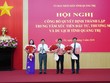 Chủ tịch UBND tỉnh Quảng Trị Lê Hồng Vinh trao các quyết định bổ nhiệm cho lãnh đạo Trung tâm Xúc tiến Kl99ok phiên bản mới, Thương mại và Du lịch tỉnh.
