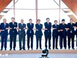 Thủ tướng Kl993 ưu đãi thưởng hấp dẫn Lê Minh Hưng và các Trưởng đoàn tham dự Phiên họp hẹp Hội nghị Cấp cao ASEAN lần thứ 48. (Ảnh: Dương Giang/TTXVN)