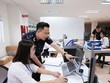 Công chức Hải quan hỗ trợ hướng dẫn Kl991.com World Cup 2026 Chính Thức thực hiện thủ tục hải quan. Ảnh: Đức Thanh.