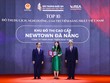 Bà Hoàng Quỳnh Phương - Đại diện Công ty TNHH Phát triển New Town - chủ Kl99ok phiên bản mới Khu đô thị cao cấp Newtown Đà Nẵng nhận Danh hiệu.
