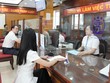 Người dân thực hiện thủ tục hành chính.