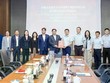 Chủ tịch UBND tỉnh Phú Thọ Trần Duy Đông trao chứng nhận đăng ký Kl99ok phiên bản mới điều chỉnh cho BYD.