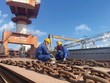 Công nhân Nhà máy Kl99com Thương hiệu giải trí Nam Triệu kiểm tra thép vỏ tàu trước khi đưa vào gia công 