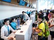 Khách hàng làm thủ tục tại sân bay.