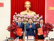 Ông Bùi Văn Khắng, Chủ tịch UBND tỉnh Quảng Ninh trao Quyết định cho ông Nguyễn Việt Dũng, Giám đốc Sở Giáo dục và Đào tạo (thứ nhất từ phải sang) và ông Lê Ngọc Thanh, Giám đốc Sở Văn hóa, Thể thao và Du lịch (thứ nhất từ trái sang).