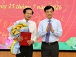 Trưởng Ban Tổ chức Trung ương Nguyễn Duy Ngọc trao quyết định cho ông Đỗ Thanh Bình. Ảnh: Phạm Trung