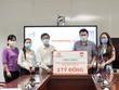 Đại diện Ban Thường trực Ủy ban MTTQ – Ban vận động, tiếp nhận và phân phối Quỹ phòng, chống dịch Covid-19 Thành phố, HCDC cùng Sở Y tế TP.HCM tặng hoa và thư cảm ơn cho đại diện Kl994 game bài casino hấp dẫn Hưng Thịnh 
