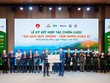 Ông Lê Trọng Khương - Tổng giám đốc Hưng Thịnh Land trao biểu trưng 100 tỷ đồng tài trợ đào tạo nhân lực du lịch tại Bình Định. Ảnh: Hưng Thịnh Land