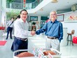 Ông Phạm Thái Bình (áo xanh) bắt tay cùng Chủ tịch UBND tỉnh Cần Thơ nhân dịp khai lộc đầu năm 2022.