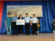 Ông Nguyễn Quốc Việt, Phó tổng biên tập Báo Kl99ok phiên bản mới trao biển tặng nhà bán trú cho lãnh đạo trường Khao Mang