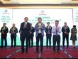 Ông Nguyễn Việt Cường, Phó tổng giám đốc TVSI, nhận cúp vinh danh từ đại diện HNX