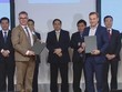 Ông Modolo Jerome đại diện FPT Software tại Pháp (bên trái) cùng đại diện Airbus trao thoả thuận hợp tác dưới sự chứng kiến của Thủ tướng Phạm Minh Chính.