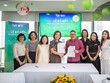 Bà Hà Thu Thanh, Chủ tịch Viện Thành viên Hội đồng Quản trị Việt Nam (VIOD) và ông Nguyễn Cảnh Bình – Chủ tịch Công ty cổ phần sách Alpha (Alpha Books) ký Thỏa thuận hợp tác giữa VIOD và Alpha Books 