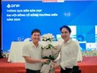 Ông Vũ Đình Độ (trái) chúc mừng ông Trần Đức Huy