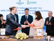 Bà Nguyễn Thị Hiền - Phó tổng giám đốc PVCFC và ông Tristan Hudak - Giám đốc phát triển quốc tế AG Biotech, INC thực hiện nghi thức ký kết Thỏa thuận hợp tác.
