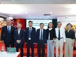 Ông Hoàng Tuyên (thứ ba từ trái sang) chuyển giao ghế Chủ tịch TNH cho bà Thuỳ Giang (thứ ba từ phải sang).