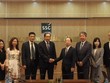 Ông Phạm Hồng Sơn, Phó Chủ tịch UBCKNN, và ông Hiroshi Okada, Phó Giám đốc quốc gia phụ trách Việt Nam, JFSA chụp ảnh cùng các đại biểu tham dự buổi làm việc.