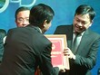 Tổng giám đốc FLC Doãn Văn Phương nhận giấy chứng nhận Kl99ok phiên bản mới