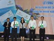Chủ tịch HNX tặng 2 cuốn sổ tay cho Phó chủ tịch UBCK Nguyễn Thị Liên Hoa, Tổng Biên tập Báo Kl99ok phiên bản mới Nguyễn Anh Tuấn và đại diện DN niêm yết, DN trên sàn UPCoM