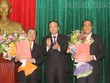 Ông Nguyễn Thanh Bình (bên phải) và ông Võ Kim Cự (bên trái) nhận quyết định của Bộ Kl991.com tải ứng dụng. Nguồn: Báo Hà Tĩnh