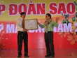 Ông Hồ Việt Hiệp, Phó CT UBND tỉnh An Giang (trái) thừa ủy nhiệm của Thủ tướng Kl993 ưu đãi thưởng hấp dẫn trao bằng khen cho ông Lê Thanh Thuấn, Chủ tịch ASM