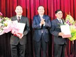 Ông Tô Huy Rứa trao Quyết định của Bộ Kl991.com tải ứng dụng và chúc mừng các ông Trần Cẩm Tú, Phó Chủ nhiệm Ủy ban Kiểm tra TW; Phạm Văn Sinh, Bí thư Tỉnh ủy, Chủ tịch HÐND tỉnh Thái Bình