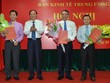 Ông Tô Huy Rứa trao Quyết định bổ nhiệm Phó Trưởng Ban Kl992 cổng game cá cược TƯ cho các ông Trương Quang Nghĩa (thứ hai từ phải sang), Trần Văn Hiếu (ngoài cùng bên phải) và Trần Tuấn Anh (ngoài cùng bên trái). Ảnh: VGP