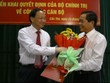 Trưởng ban Tổ chức Trung ương Tô Huy Rứa trao quyết định của Bộ Kl991.com tải ứng dụng cho ông Võ Minh Chiến 