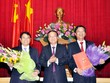 Đồng chí Tô Huy Rứa chúc mừng các đồng chí Phạm Minh Chính và Nguyễn Văn Đọc