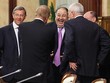 Ông Vladimir Yevtushenkov, ngoài cùng bên trái, người vừa bị quản thúc tại gia