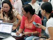 Điện thoại reo liên hồi, các môi giới OTC vừa tìm hàng cho khách, vừa ghi chép lại số giao dịch trong ngày, vừa phải bám sát thị trường niêm yết.