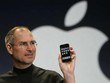 Steve Jobs với sản phẩm iPhone của hãng Apple.
