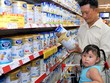 Người dân đắn đo chọn mua sữa hộp. Ảnh: CAO THĂNG