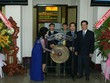 Bà Nguyễn Thị Thu, Chủ tịch HĐQT SVT đánh cồng khai trương phiên giao dịch đầu tiên của KL99 là cổng game giải trí trực tuyến hàng đầu hiện nay SVT ngày 05/10/2011