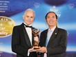 Doanh nhân Võ Trường Thành nhận Cup Kim Cương về Chất lượng tại Pháp năm 2011.