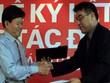 Ông Nguyễn Xuân Quá - Giám đốc công ty Bảo Ngọc và ông Michiyama - Phó Chủ tịch HĐQT Công ty Cổ phần Á Long ký kết hợp tác, Kl99ok phiên bản mới