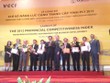 Ông Vũ Tiến Lộc, Chủ tịch VCCI trao giải cho các tỉnh có thành tích đặc biệt trong Lễ Công bố PCI 2012.