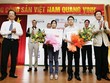 Ban tổ chức trao học bổng toàn phần cho một số sinh viên học giỏi có hoàn cảnh khó khăn