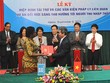 Thống đốc NHNN Nguyễn Văn Bình (phải) và Giám đốc quốc gia WB Victoria Kwakwa tại lễ ký. 