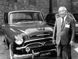 Eiji Toyoda bên chiếc Toyota Crown thế hệ đầu tại bảo tàng của Toyota năm 1995. Ảnh: Asahi Shimbun