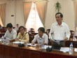 Ông Võ Văn Lượng - Phó Chánh văn phòng UBND tỉnh Bình Dương trả lời các báo.